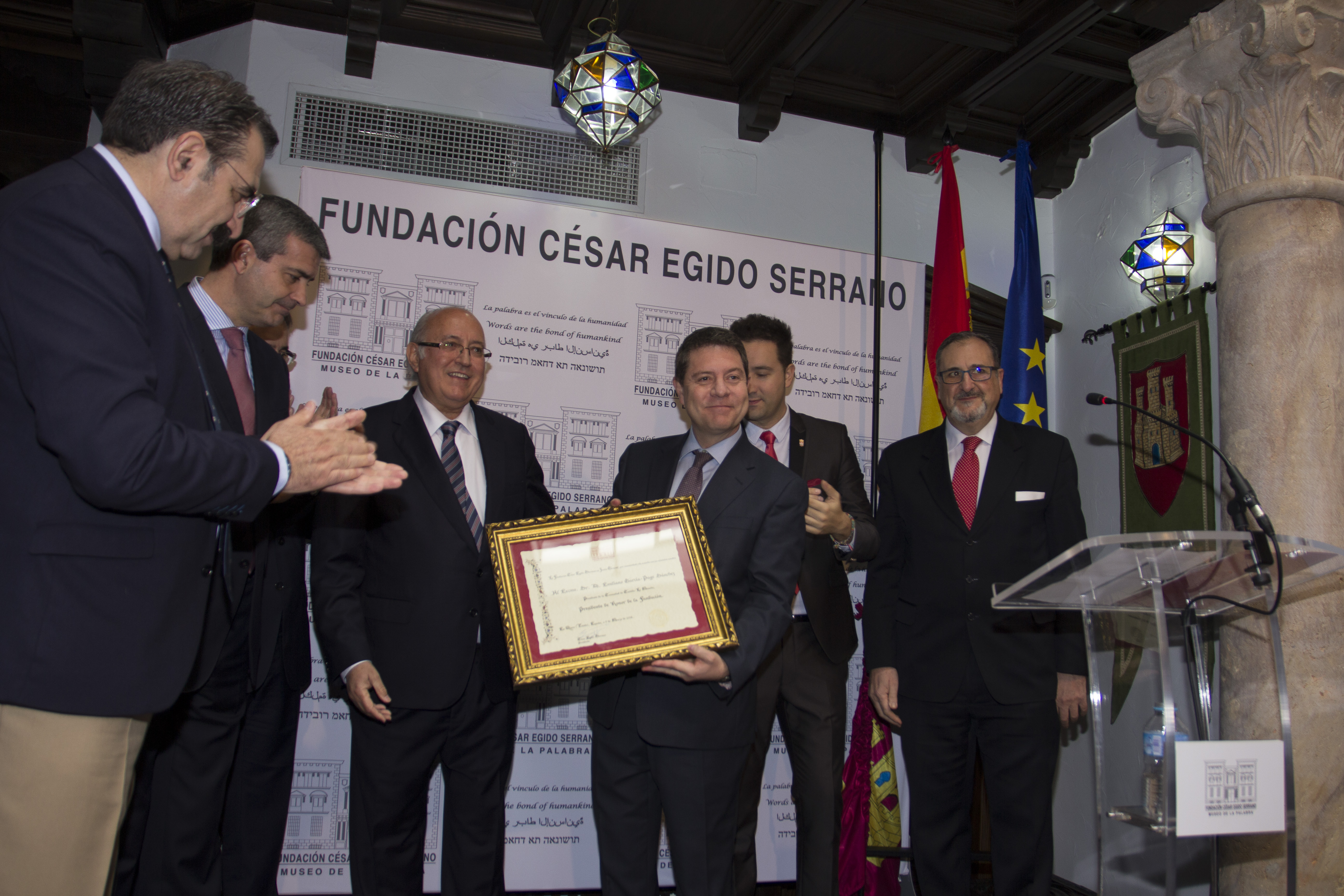 Momento en el que D. César Egido hace entrega del nombramiento como Presidente de Honor de la Fundación a D. Emiliano García-Page