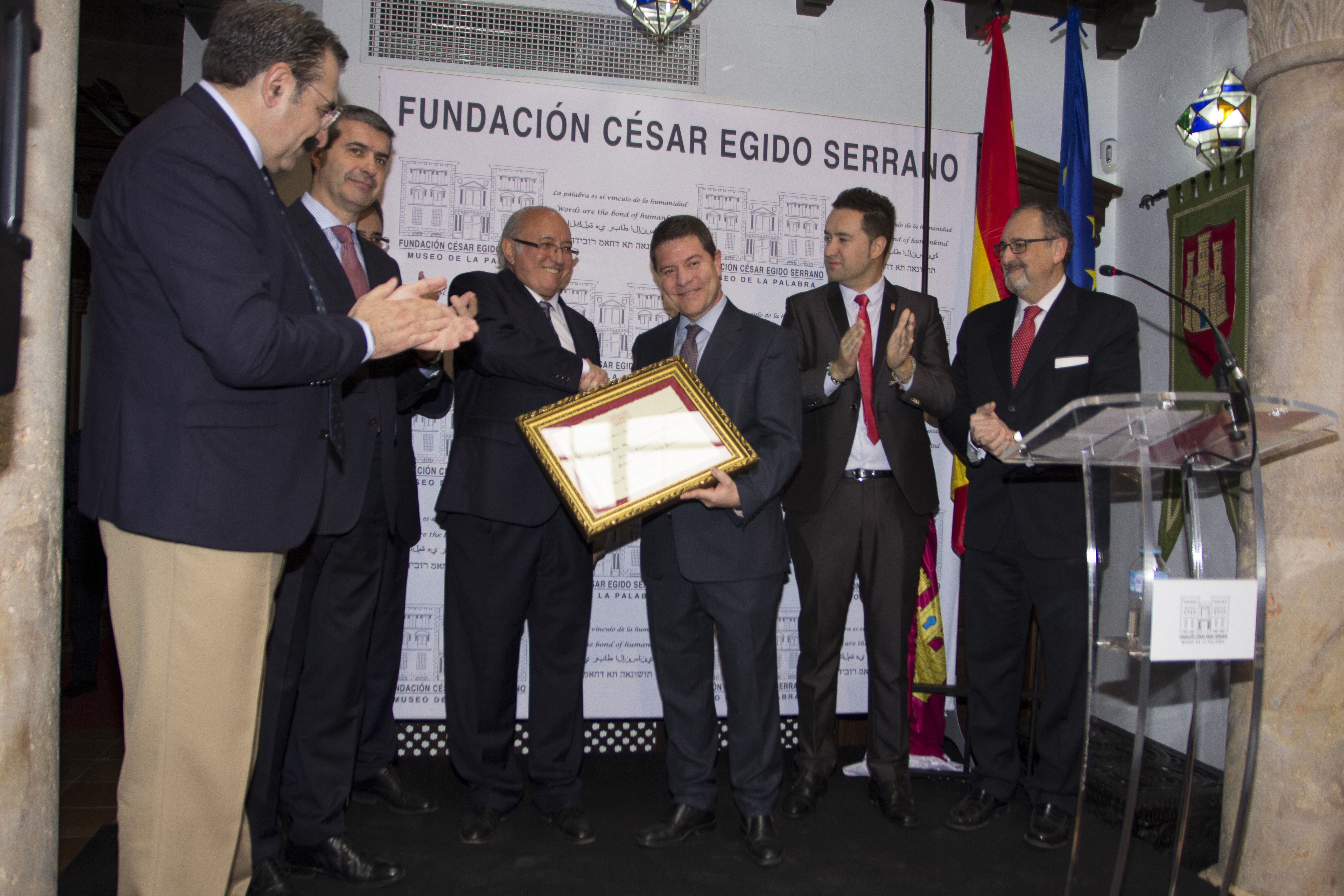 Emotivo momento de apretón de manos entre el Presidente de la Fundación, D. César Egido y D. Emiliano García-Page, Presidente de Honor de la Fundación César Egido Serrano.