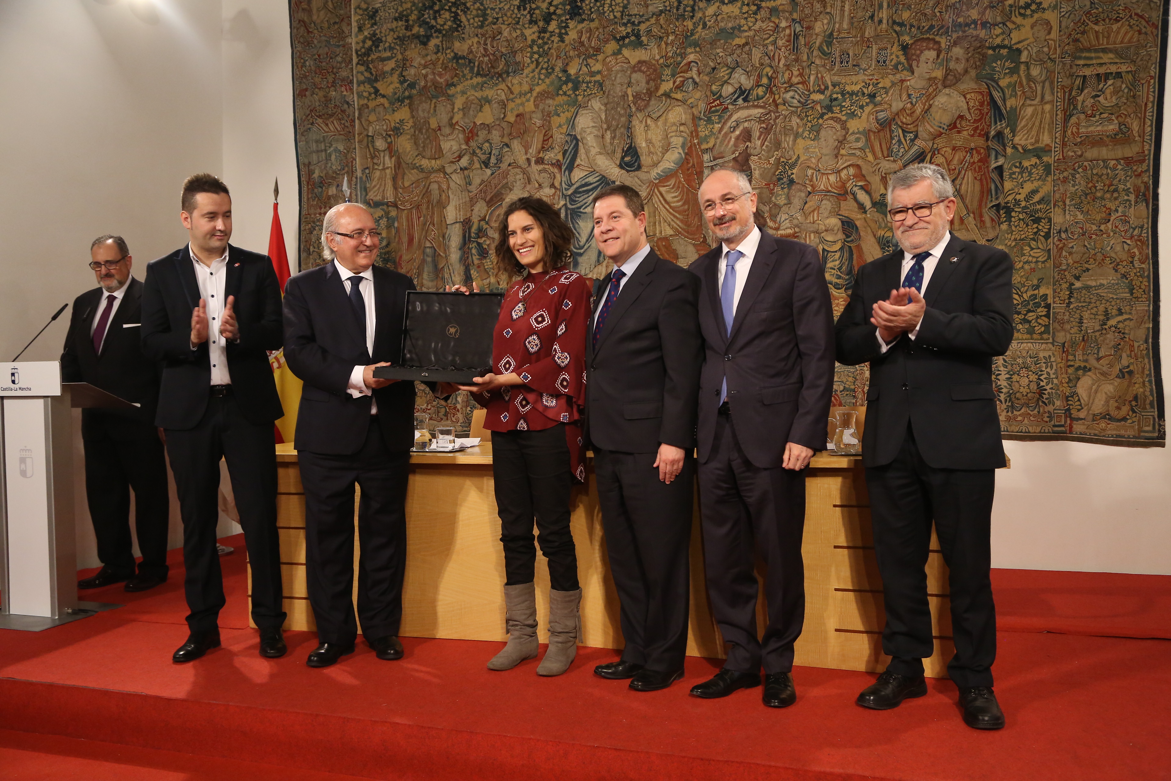 La ganadora en idioma hebreo recoge su premio del que le hace entrega el Presidente de Castilla La Mancha, Embajador de Israel, Consejero de Cultura de Castilla La Mancha, Alcalde de Quero y César Egido.