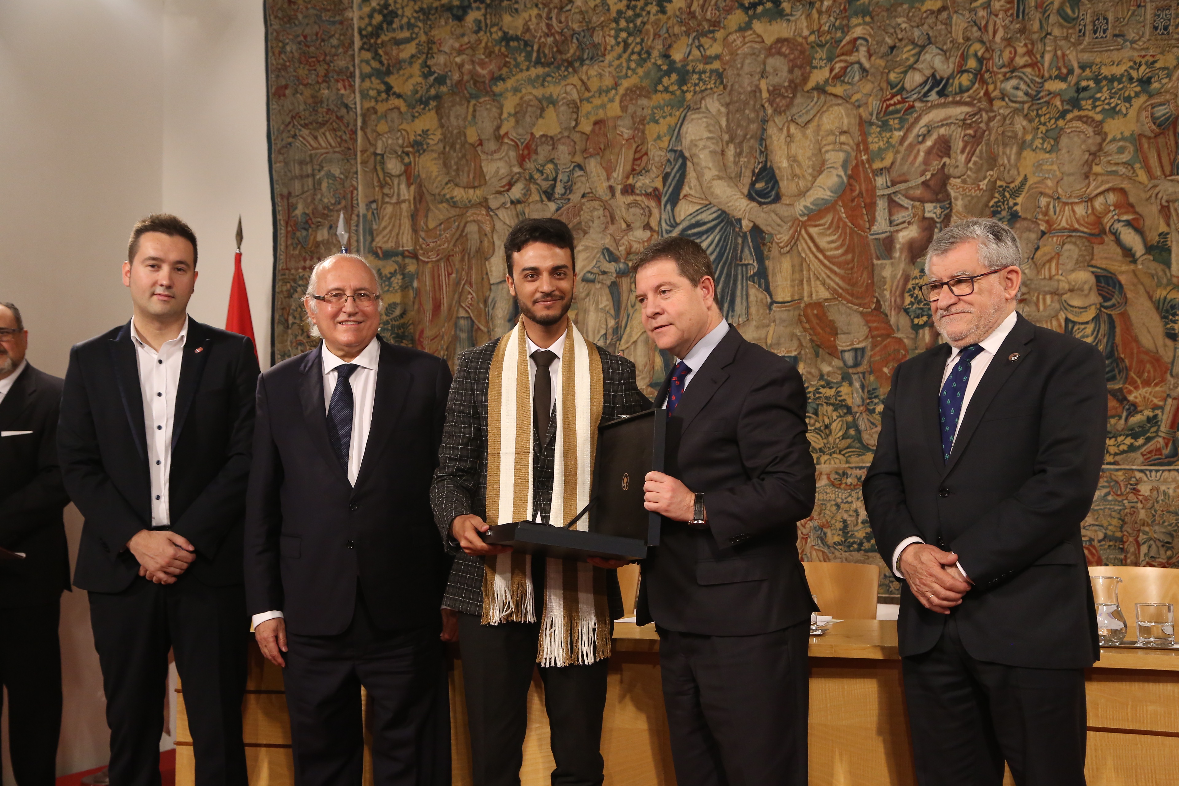 El ganador en la categoría de idioma árabe, Mohammed Haddach recoge su premio de manos de D. Emiliano García-Page, el Consejero de Cultura, Alcalde de Quero y César Egido Serrano.