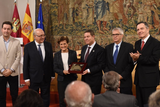 El presidente de Castilla-La Mancha entrega el Premio Palabra a la filósofa Adela Cortina.