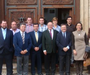 Foto de familia con los Alcaldes de la Comarca y el Presidente de la Diputación en su visita al Museo de la Palabra.